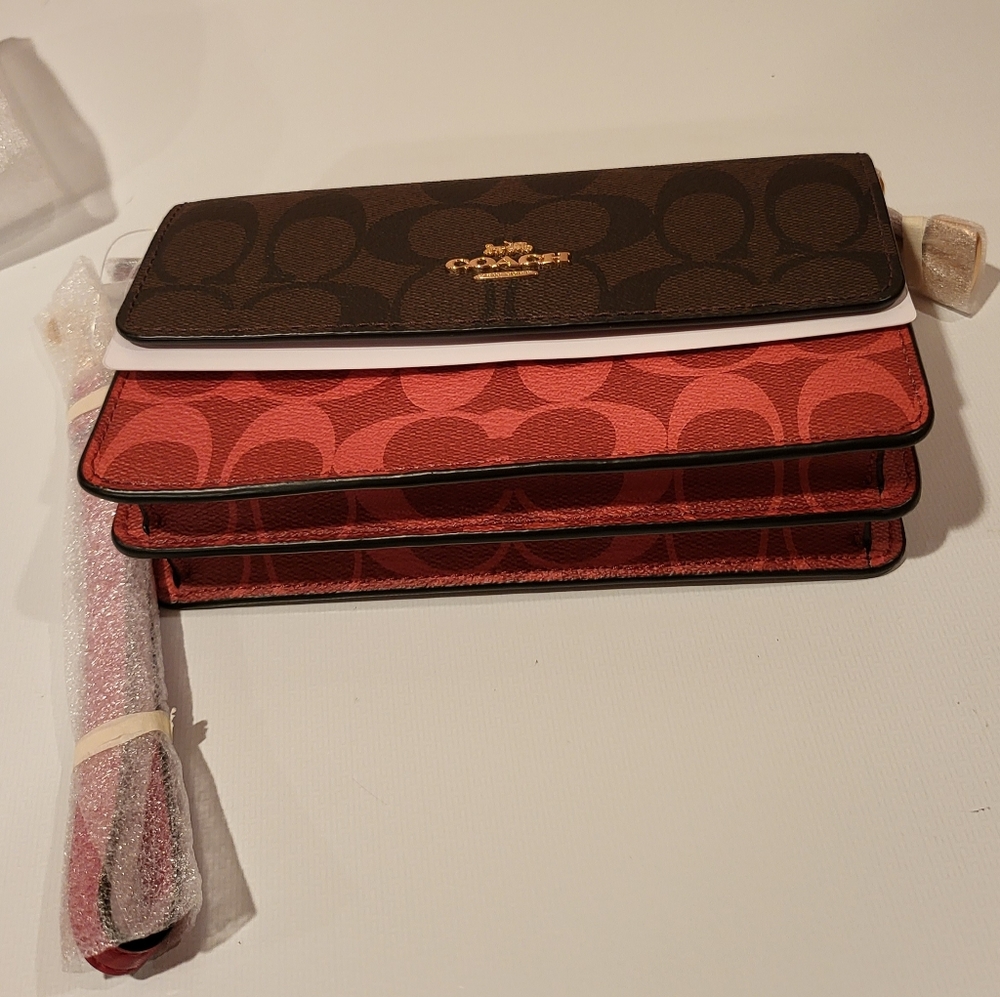 COACH FOLDOVER WRISTLET IN BLOCKED SIGNATURE CANVAS